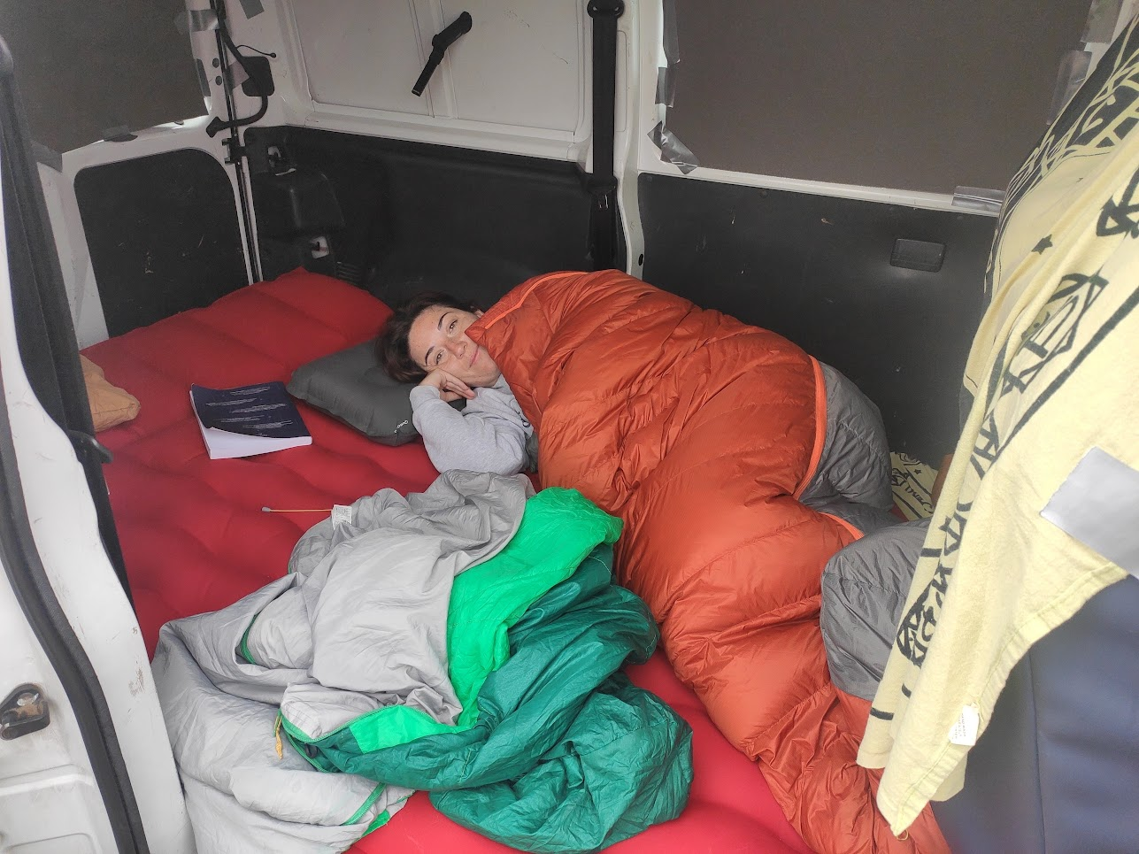 Julia levantándose por la mañana en Pitarque