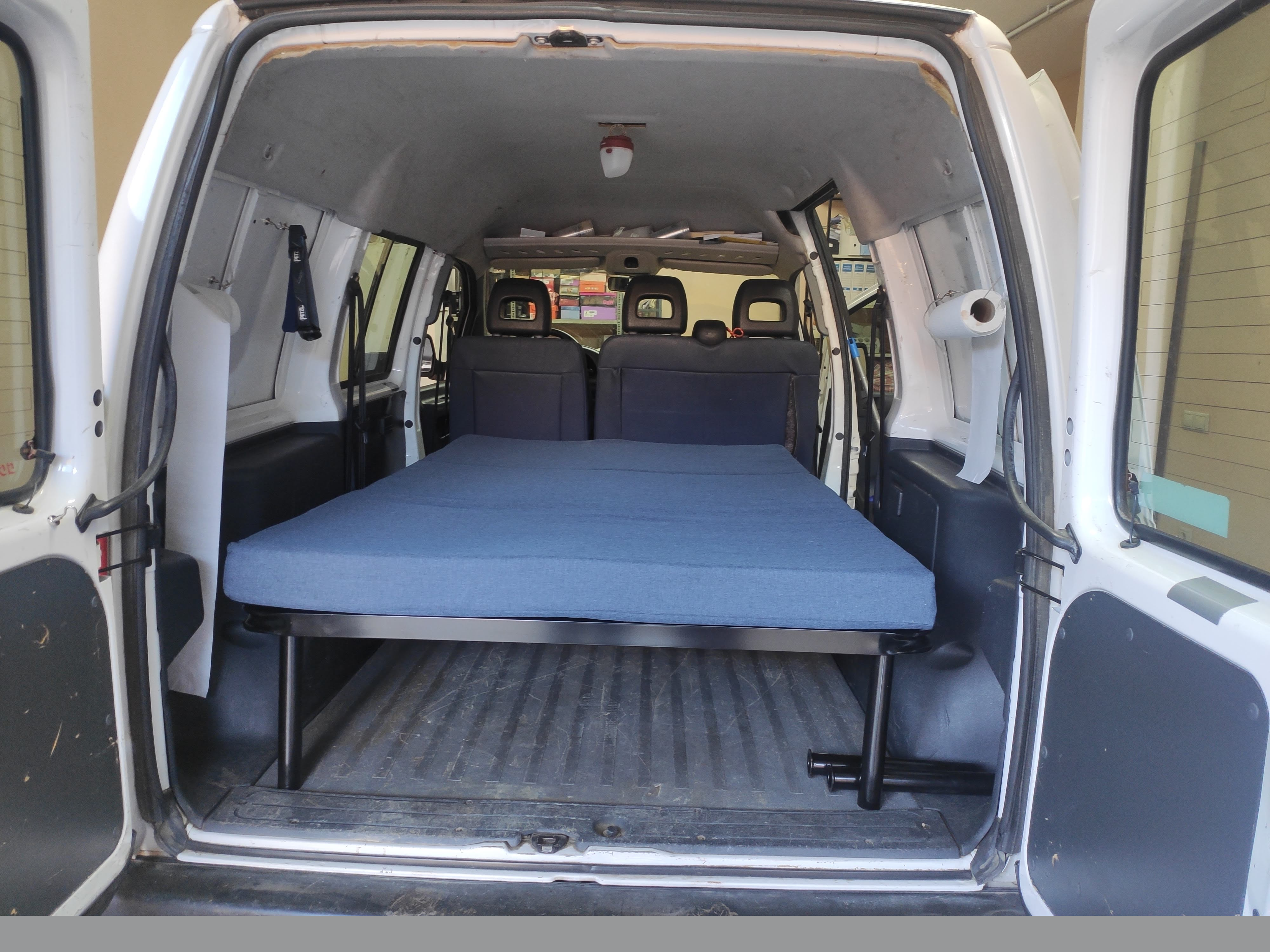 Cama con somier nuevo montada en la furgoneta